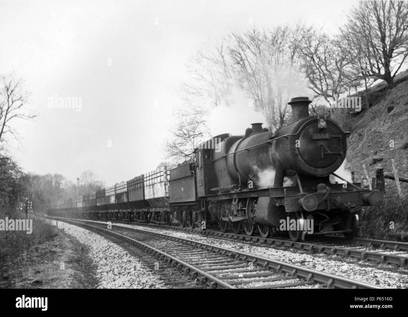 Un grand Western transport de minéraux lourds 2-8-0 classe a introduit en 1903, à la tête d'un train de charbon dans le sud du Pays de Galles au début des années 1960. Banque D'Images