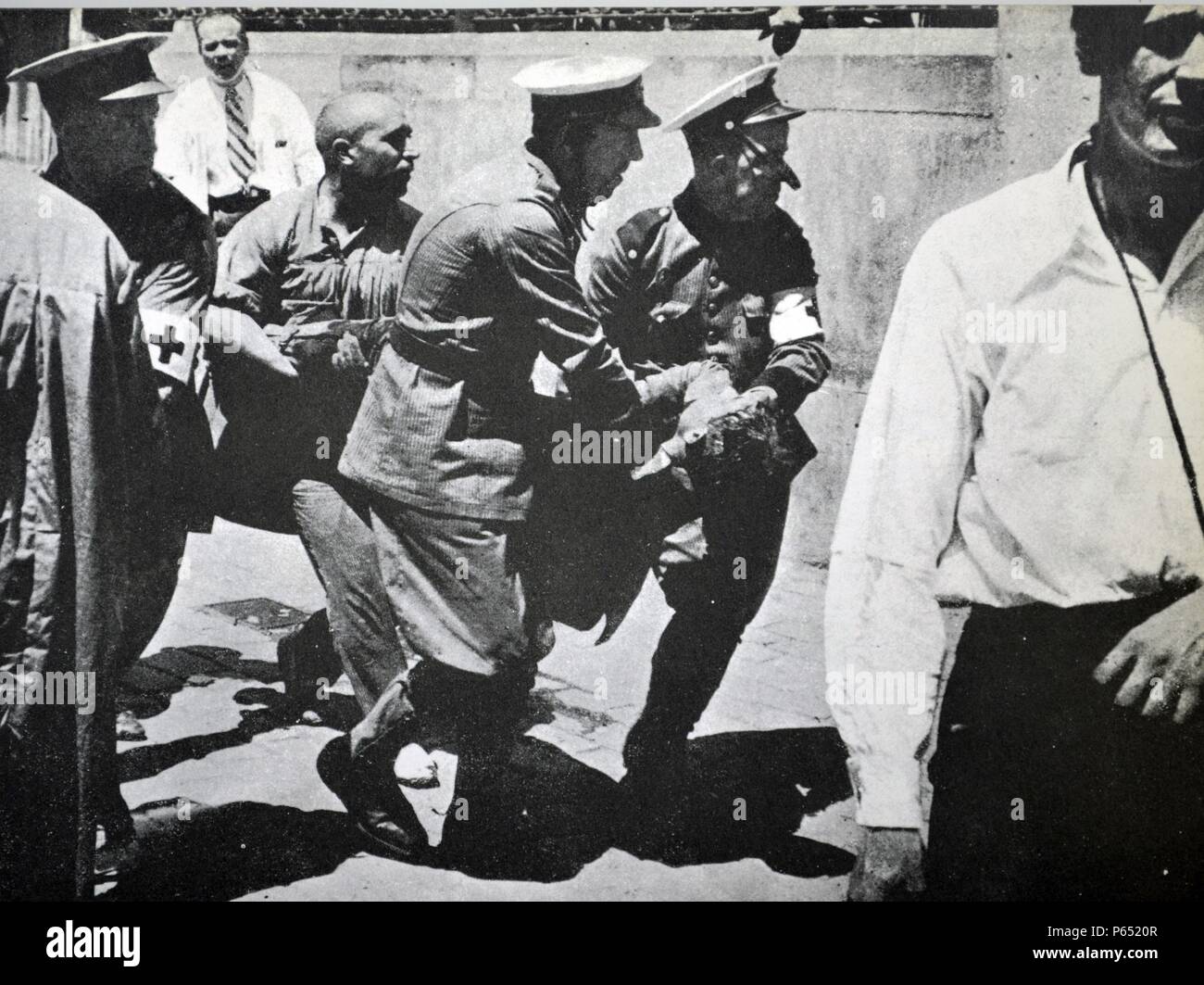 La victime du street fighting arrive à un hôpital de Barcelone pendant la guerre civile espagnole 1938 Banque D'Images La victime du street fighting arrive à un hôpital de Barcelone pendant la guerre civile espagnole 1938 Banque D'Images