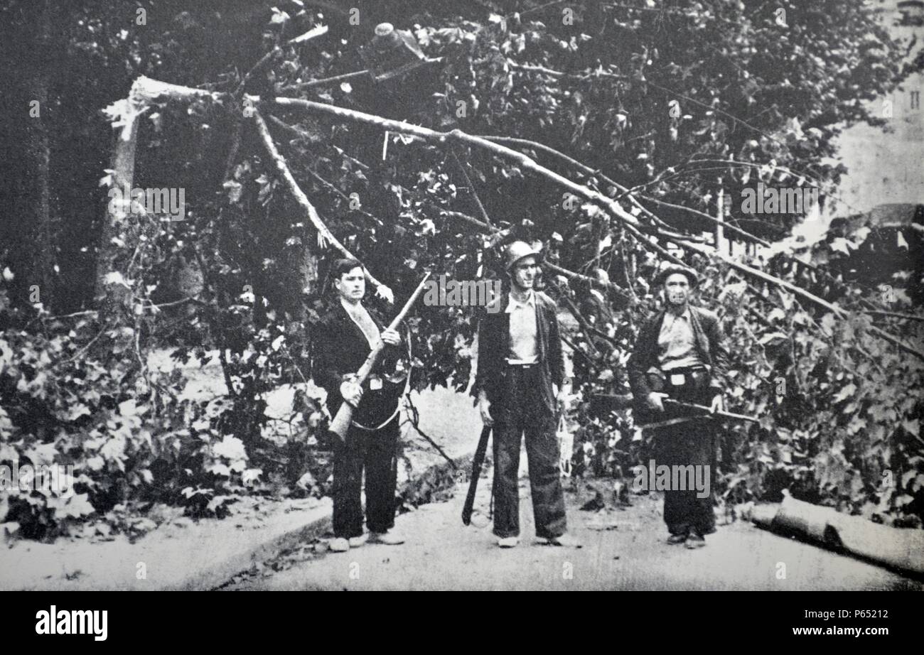 Les combattants républicains attendre près d'un arbre tombé à Barcelone au cours de combats dans la guerre civile espagnole 1936 Banque D'Images Les combattants républicains attendre près d'un arbre tombé à Barcelone au cours de combats dans la guerre civile espagnole 1936 Banque D'Images