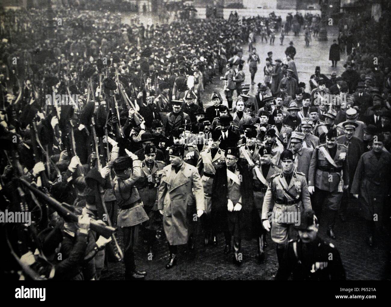 Mussolini avec Bianchi, Balbo, Ricci et Starace à un rassemblement antifasciste à Rome 1928 Banque D'Images