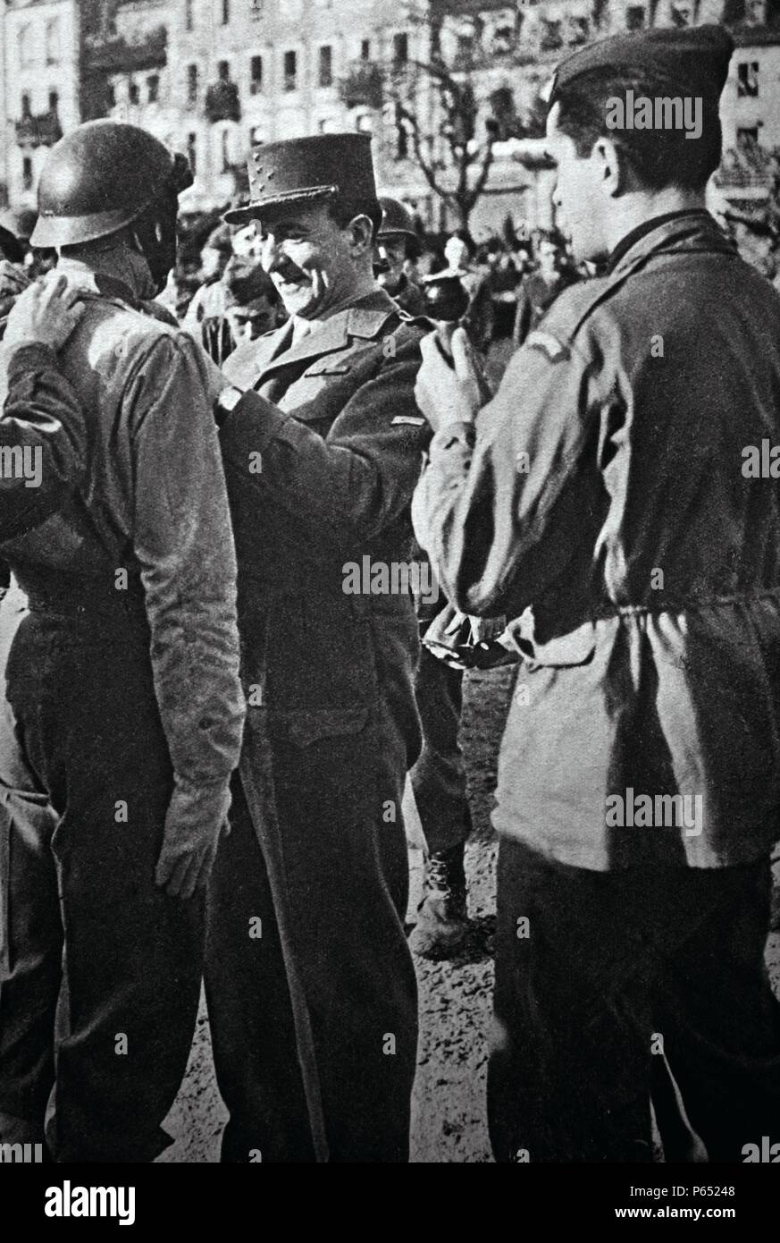 Général de Tassigny avec les citoyens français de célébrer la libération de l'Alsace Lorraine Banque D'Images