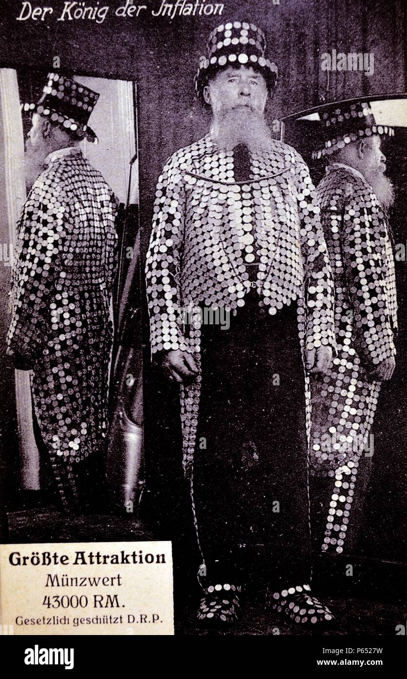 Le roi de l'inflation. Un homme vêtu de pièces qui n'ont aucune valeur en raison de l'hyperinflation en Allemagne 1923 Banque D'Images