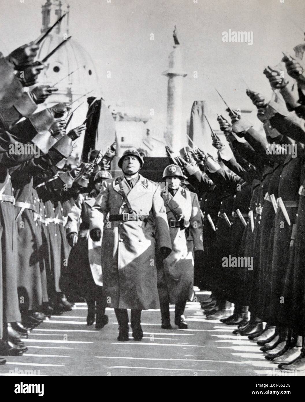 Fasciste italien Benito Mussolini, Premier Ministre et chef des troupes reviews à Rome, en Italie étend sa puissance militaire Banque D'Images