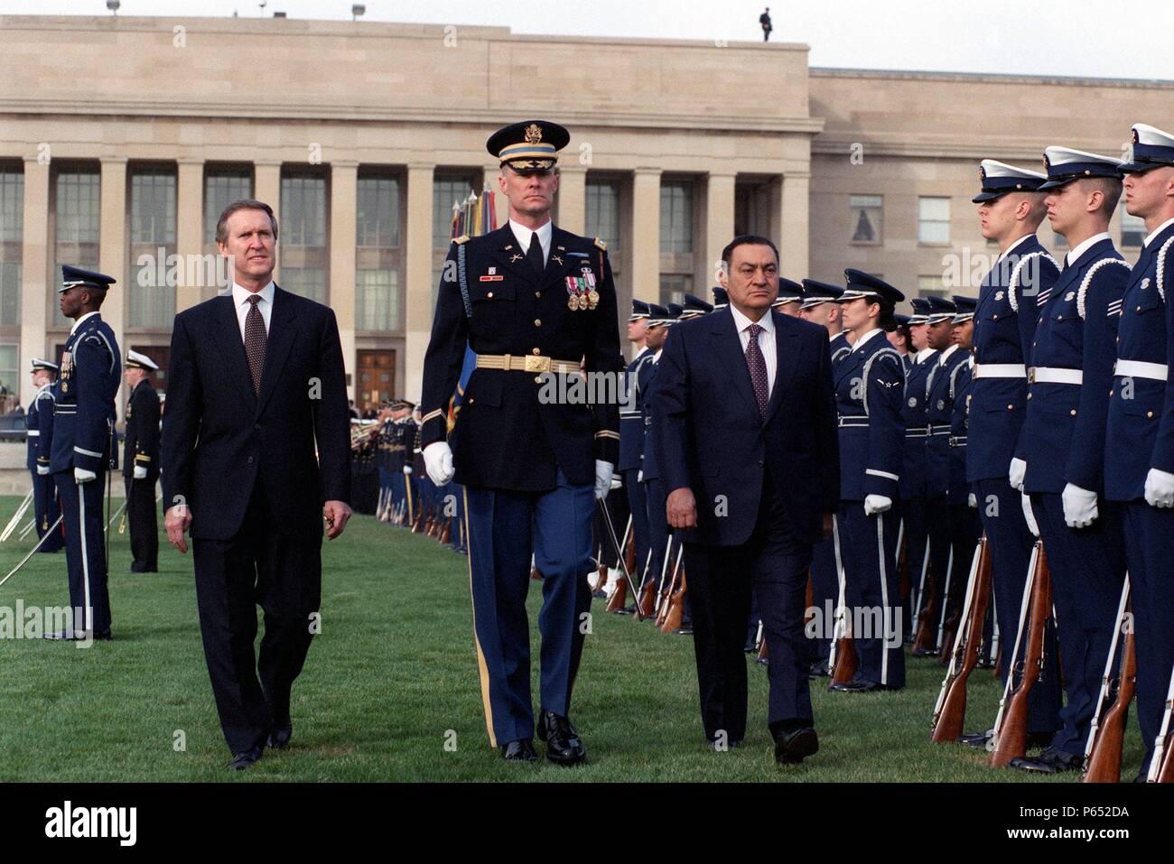 Le secrétaire à la Défense William S. Cohen (à gauche) rejoint le Lieutenant-colonel Charles Sniffin (centre), de l'armée américaine, le commandant des troupes, en escortant le président égyptien Hosni Moubarak en visite (droite) alors qu'il inspecte la garde d'honneur des services communs au cours d'un 30 mars 2000, la cérémonie d'accueil pour lui le Pentagone. Suite à l'honneur cérémonie d'arrivée, Moubarak a participé à un petit déjeuner de travail à laquelle ont participé non seulement des hauts représentants du ministère de la Défense nationale, mais aussi plusieurs éminents sénateurs américains Banque D'Images