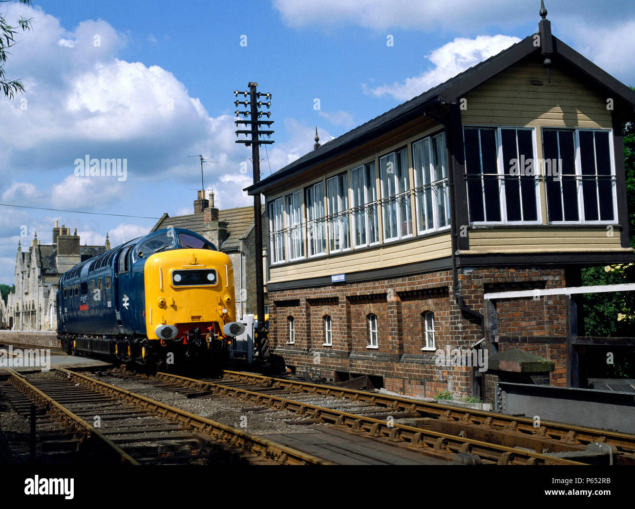 Nene Valley Railway. No.D9000 'Royal Scots Grey' passe devant le signal fort à Wansford avant la sauvegarde sur son train - le service d'Orton moi 11,10 Banque D'Images