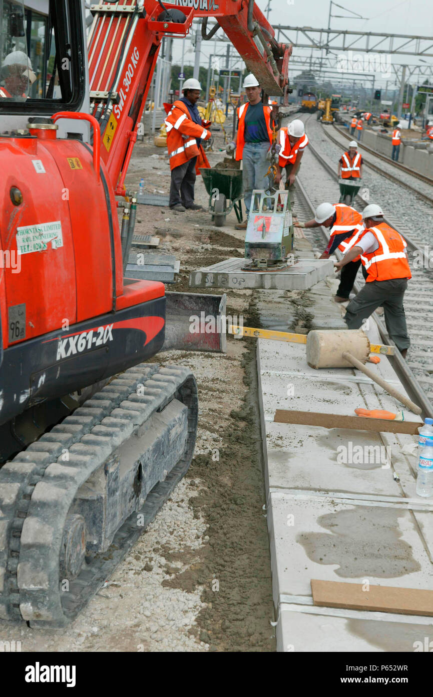 Nouvelle plate-forme de pierres d'adaptation mis en place au cours de la modernisation de la station de Tring dans le cadre de la West Coast Main Line mise à niveau. Juin 2004 Banque D'Images