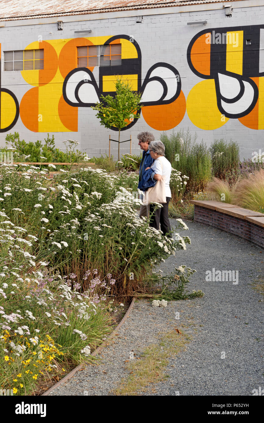 L'homme et la femme en cinquième et de pin-up pop park et projet des pollinisateurs de l'habitat de l'abeille, Vancouver, BC, Canada Banque D'Images