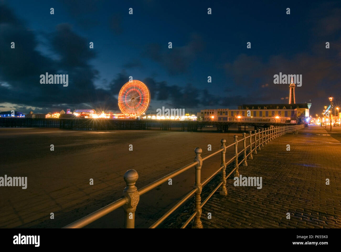 La promenade de Blackpool et de la Tour de nuit, Lancashire, UK Banque D'Images