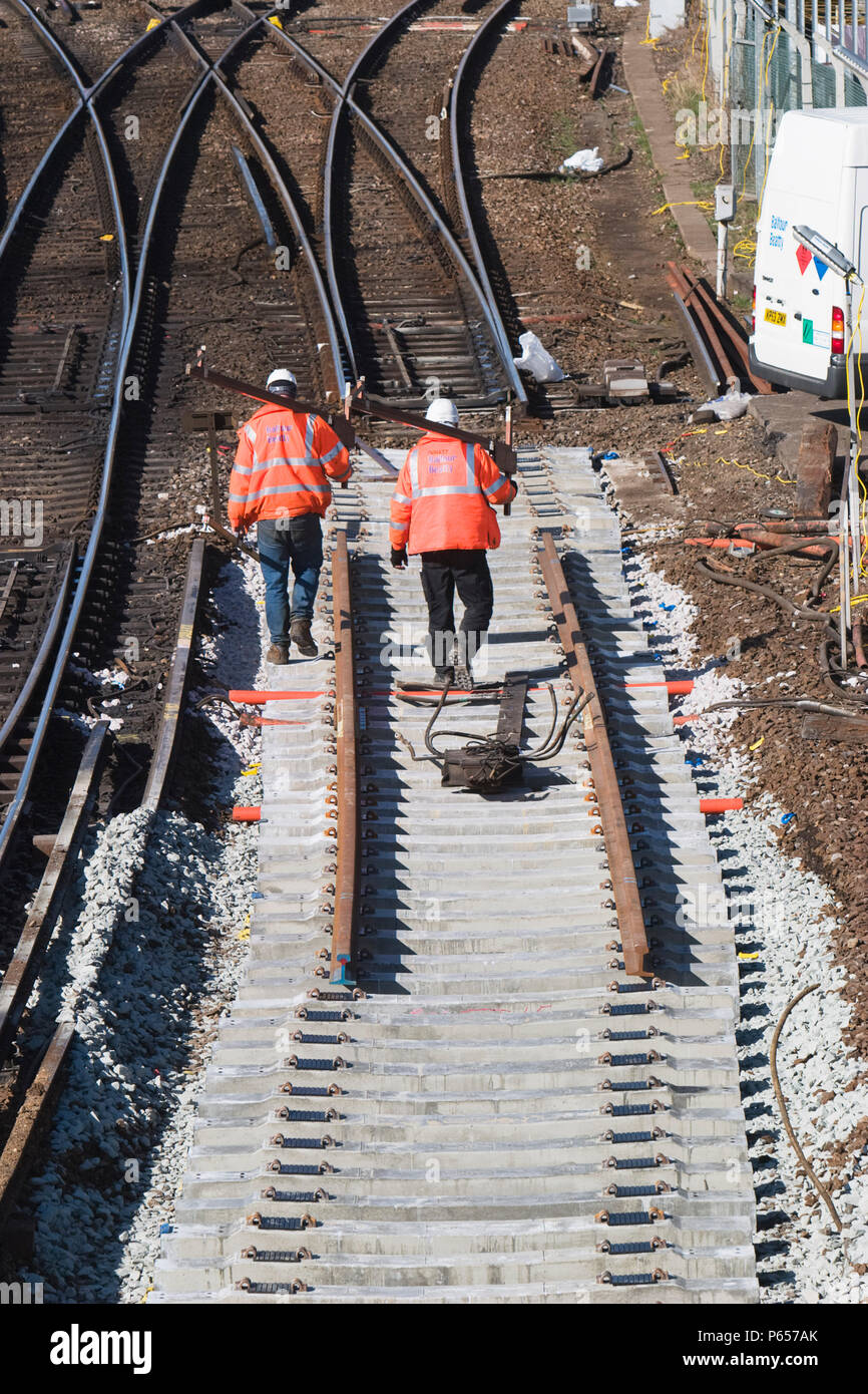 Balfour Beatty traitants marcher le long de traverses en béton nouvellement posées à Redbridge station, Southampton, Hampshire le 5 mars 2006. L'ancienne piste et sl Banque D'Images