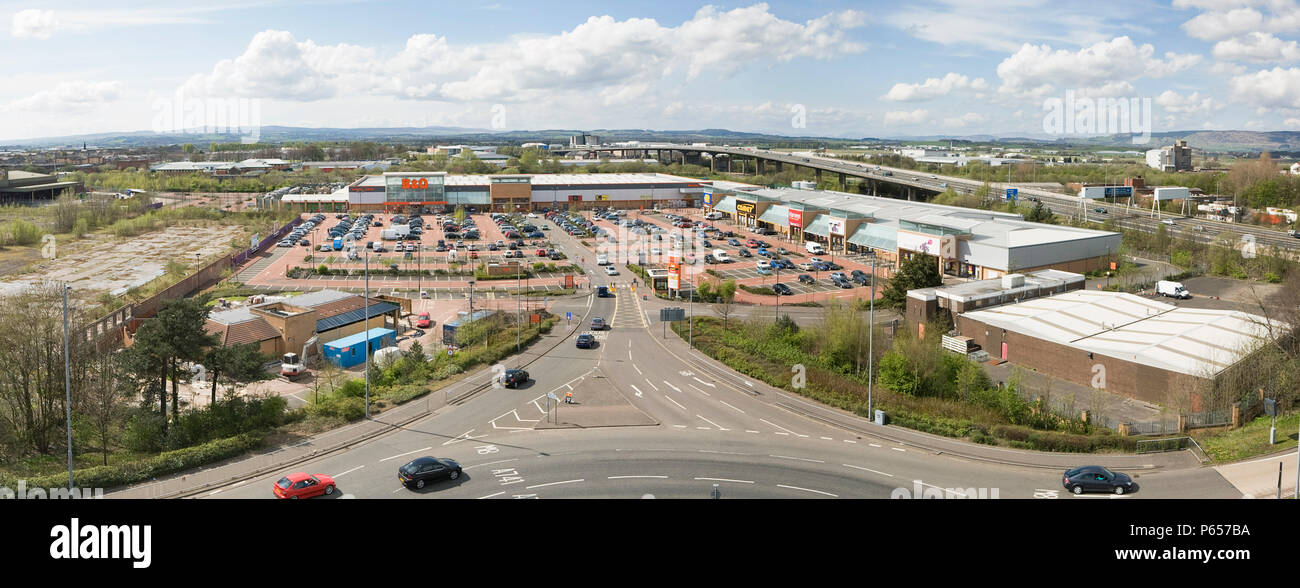 Faible niveau vue aérienne de Abbotsinch Retail Park, Paisley, Écosse. Le Parc de vente au détail est administré par le carrefour et se compose d'appriximately 170 000 m² Banque D'Images