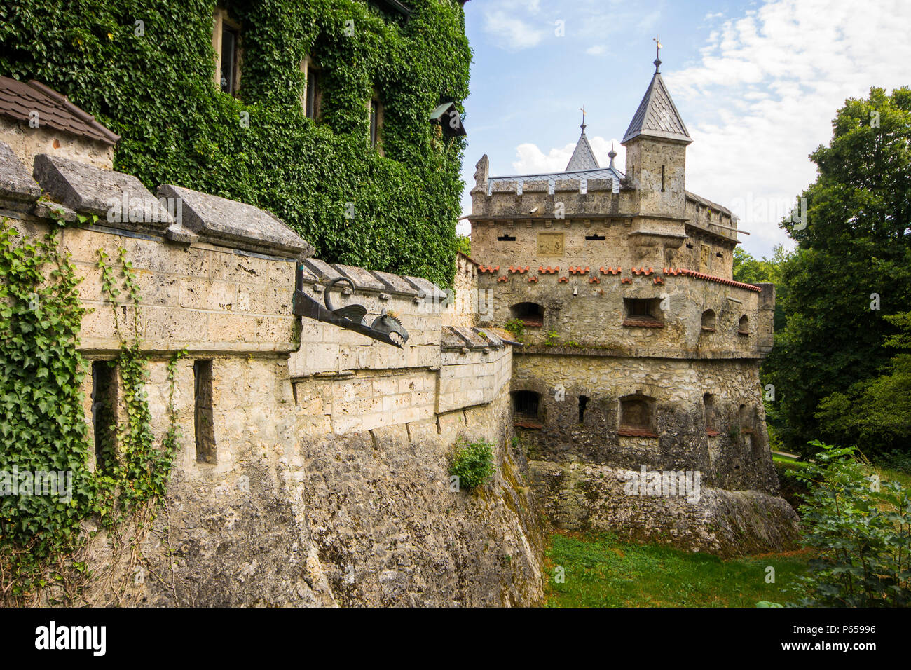 Les motifs de Château de Lichtenstein (Schloss Lichtenstein), un palais construit en style néo-gothique dominant la vallée de l'Echaz près de Honau, Reutlingen, Banque D'Images