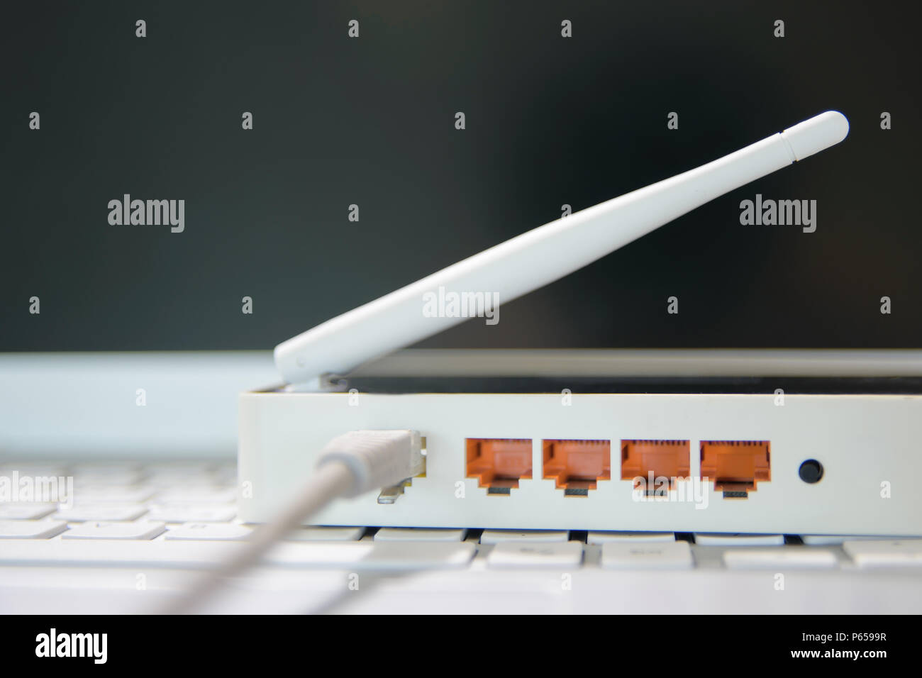 Vue sur les ports d'un routeur sans fil à Internet Banque D'Images