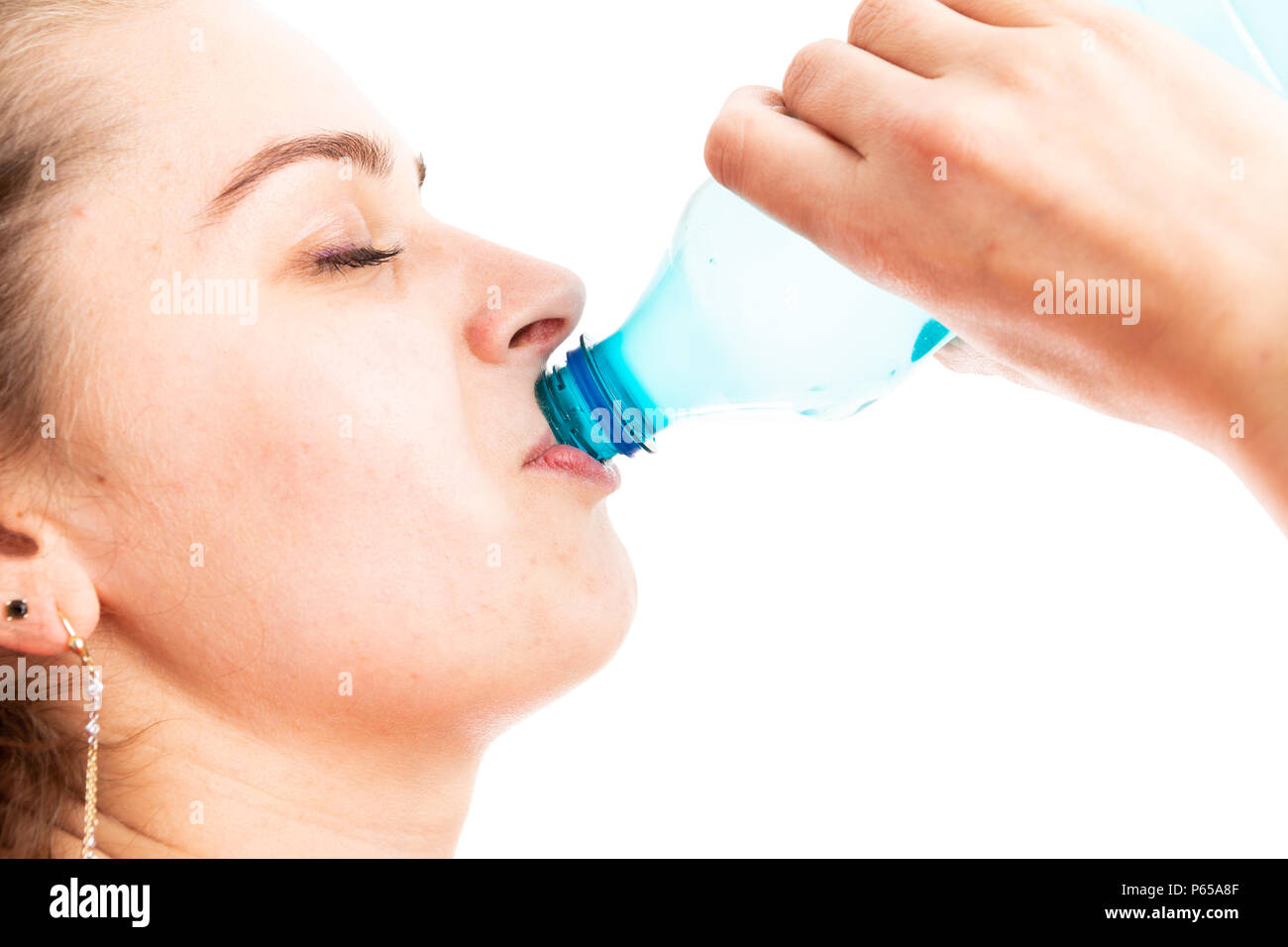 Close-up of young woman l'eau potable de la bouteille en plastique comme la soif d'hydratation de refroidissement concept isolé sur fond blanc Banque D'Images