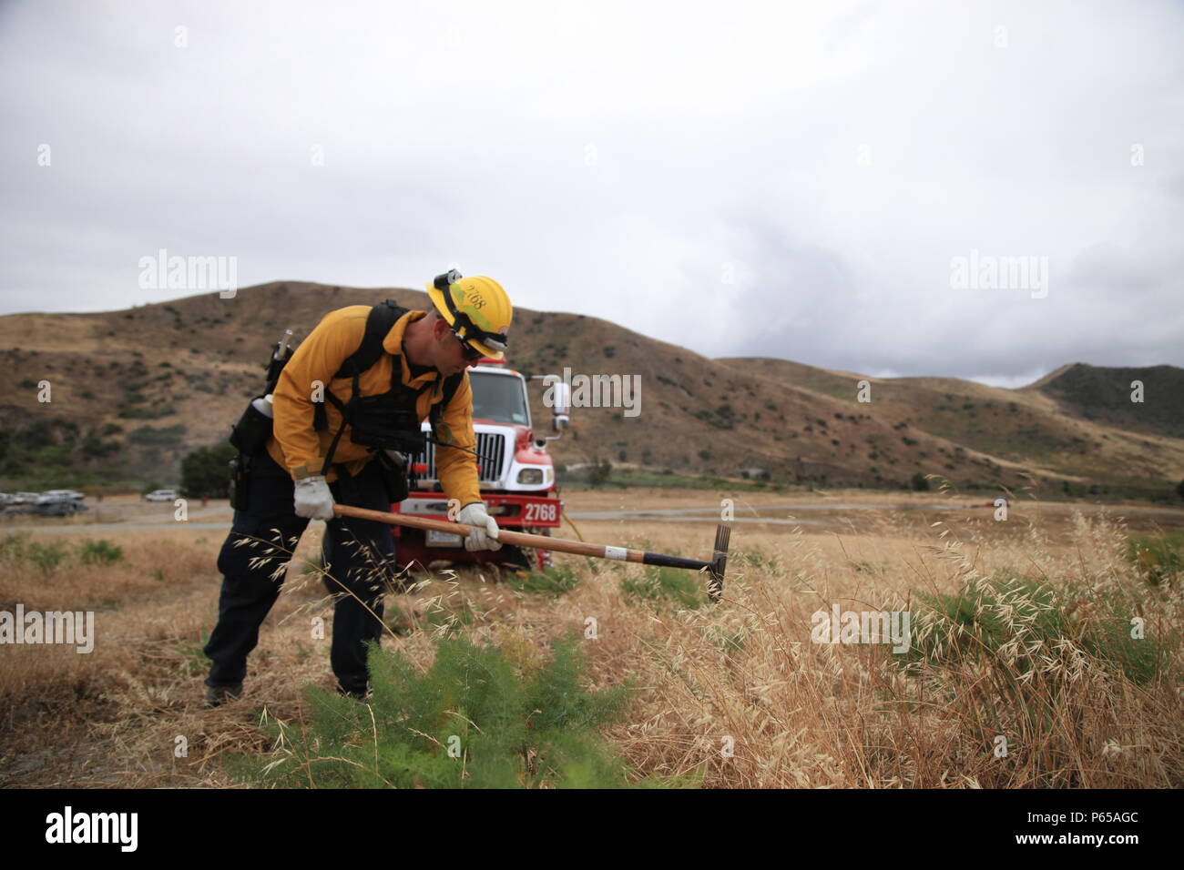 Tom Klein ingénieur du Camp Pendleton Fire Department, crée une ligne de coupe pour arrêter un incendie de la femme tout en participant à l'exercice de lutte contre les incendies de 2016, près de Pulgas Lac sur Camp Pendleton, en Californie, le 5 mai 2016. Exercice de lutte contre les feux de 2016 fait partie d'un exercice annuel d'entraînement pour simuler les efforts de lutte contre les incendies par l'aviation et de la masse d'actifs de la Navy, du Marine Corps, Comté de San Diego et CAL Fire. Cet événement vise à apporter à cette prise de conscience des capacités interarmées tout en exerçant les pilotes et les exploitants qui effectuent des missions de lutte contre les incendies.(U.S. Marine Corps Banque D'Images