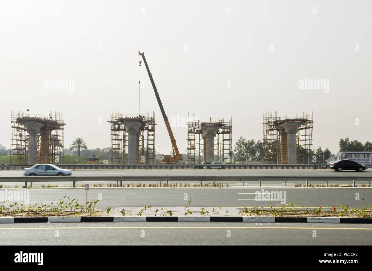 Construction d'un système de monorail aux côtés de la Sheik Zayed Road, Dubaï. Banque D'Images