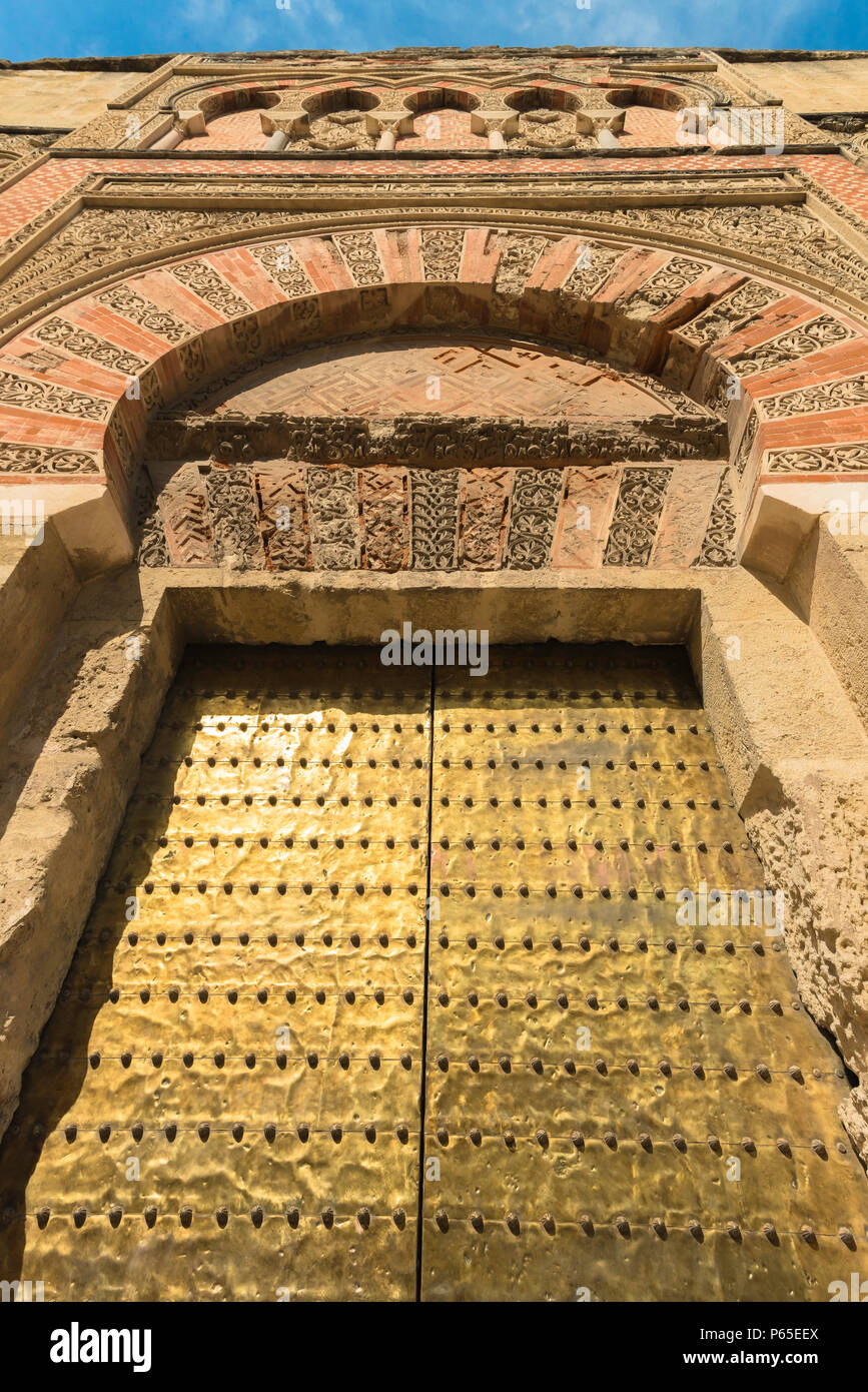 L'Espagne islamique mauresque, vue sur une immense porte revêtue en laiton situé dans un décor mauresque entrée de la mosquée-cathédrale Mezquita de Cordoue en complexe. Banque D'Images