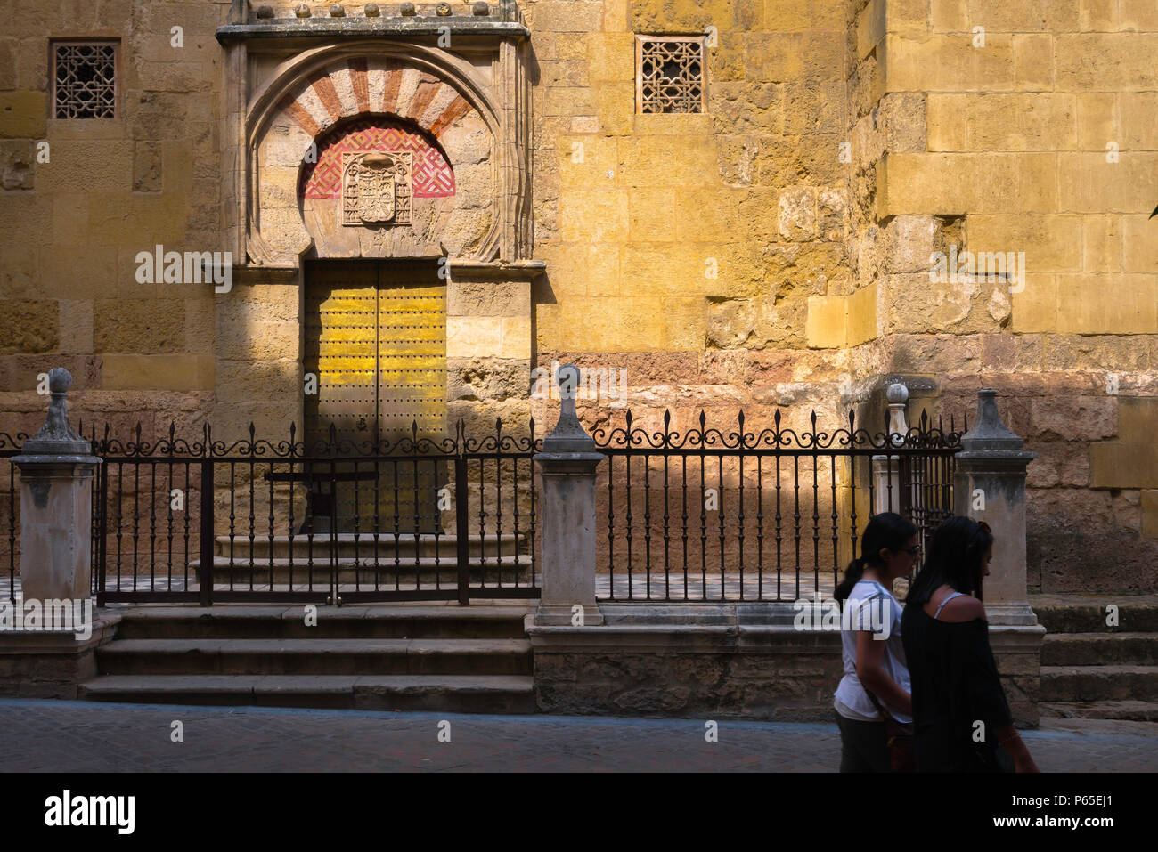 Espagne Cordoba ville, vue au coucher du soleil d'une porte mauresque situé dans le mur de la Grande Mosquée Cathédrale (La Mezquita) à Cordoba (Cordoue) Andalousie. Banque D'Images