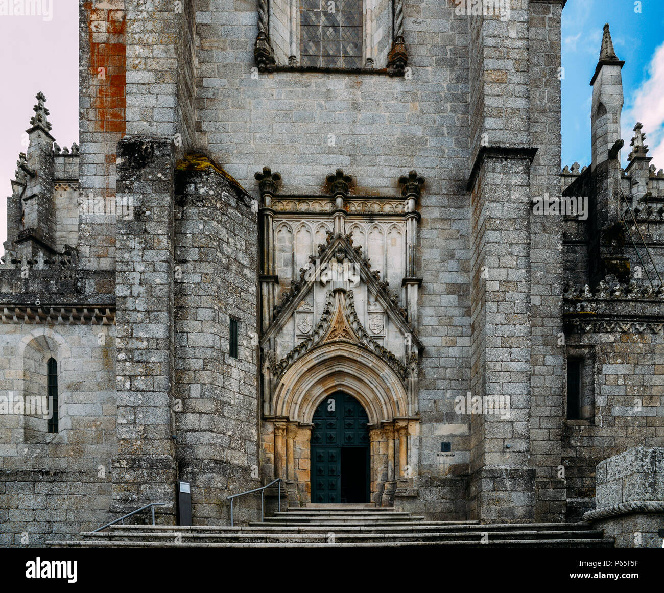 Guarda, Portugal's cité médiévale Cathédrale gothique avec des influences de style manuélin. Les travaux ont commencé en 1390, se poursuivant jusqu'à la mi-16ème siècle Banque D'Images