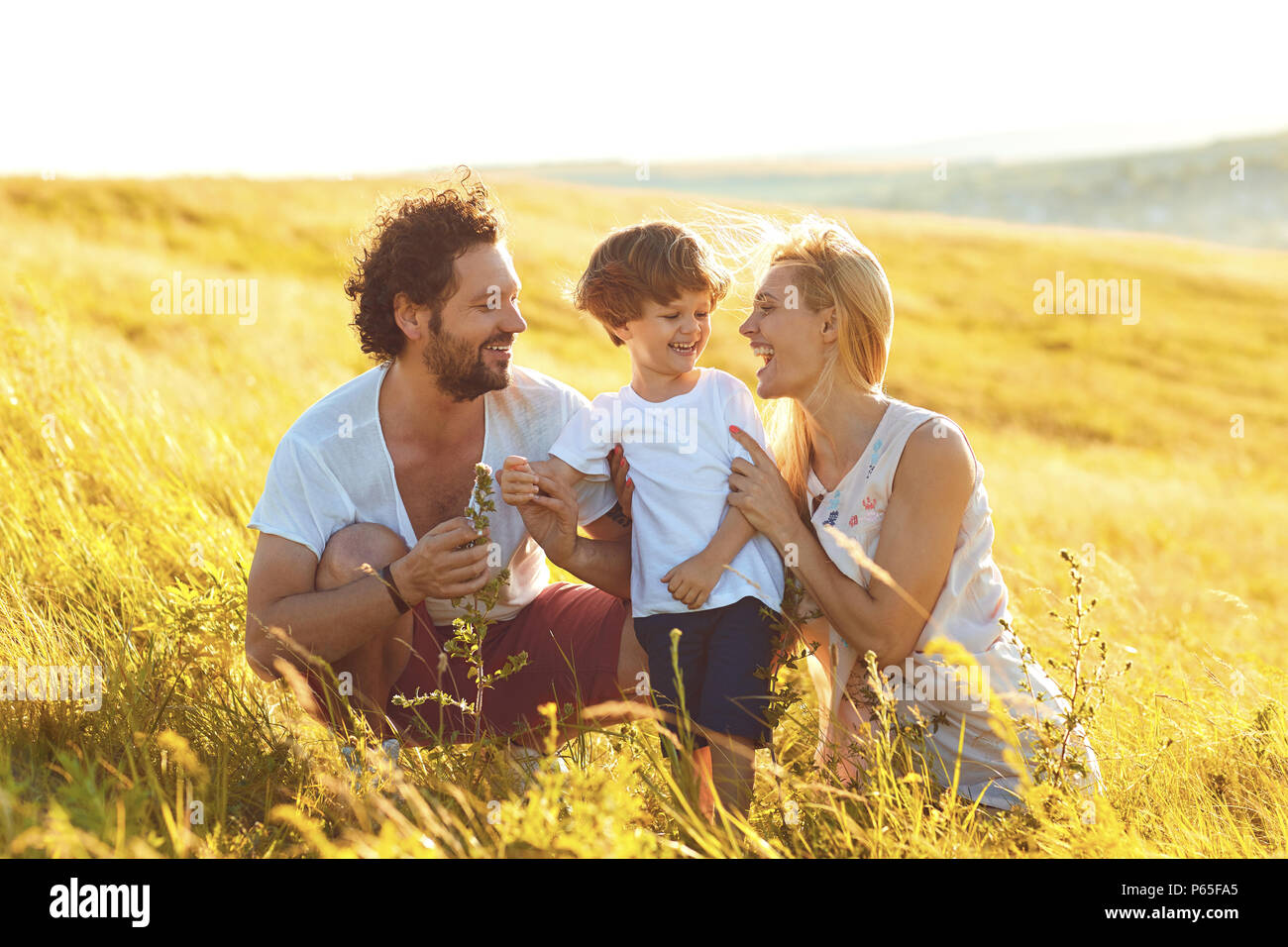 Happy Family having fun à jouer sur le terrain. Banque D'Images