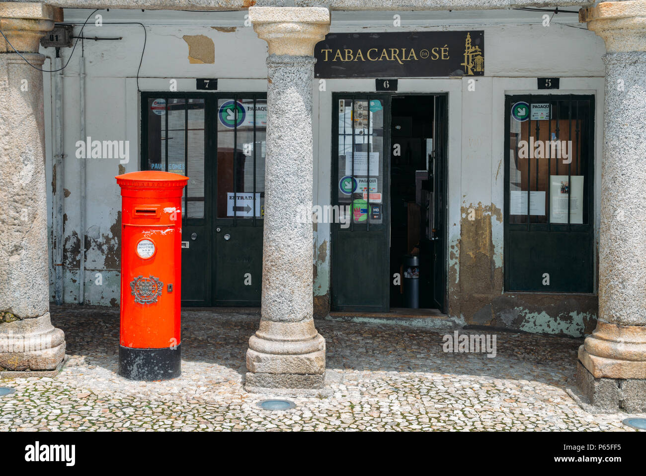 Boîte de style britannique devant un magasin de tabac à Guarda, Portugal Banque D'Images