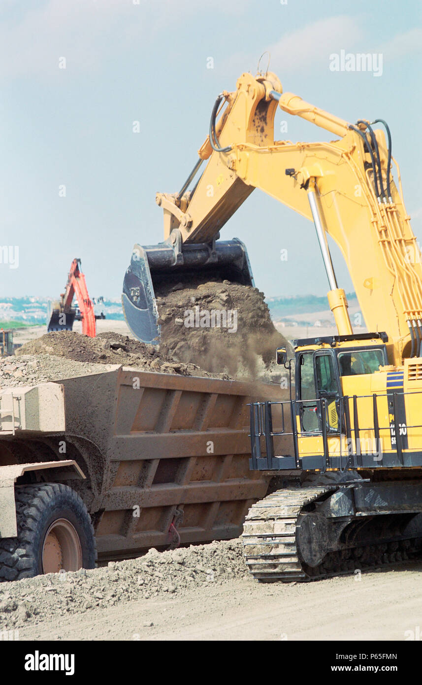 L'un des très grand dumper utilisé pour le terrassement de la voie de contournement de Calgary Banque D'Images