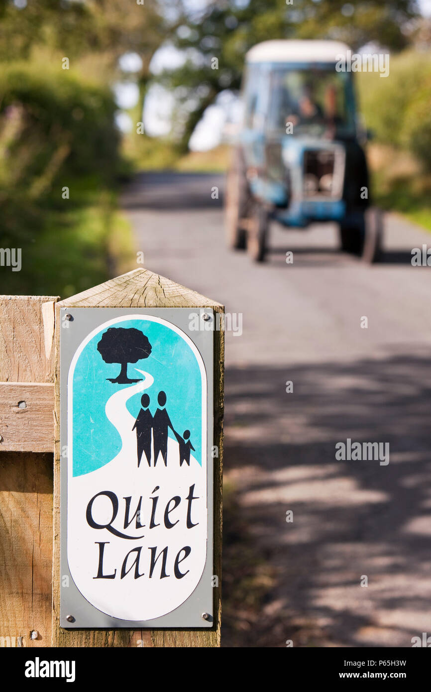 Une ruelle tranquille dans la vallée dans le Lancashire, Hodder UK. Cette initiative encourage les automobilistes de conduire lentement à mesure que la route est utilisée par les marcheurs et les cyclistes Banque D'Images