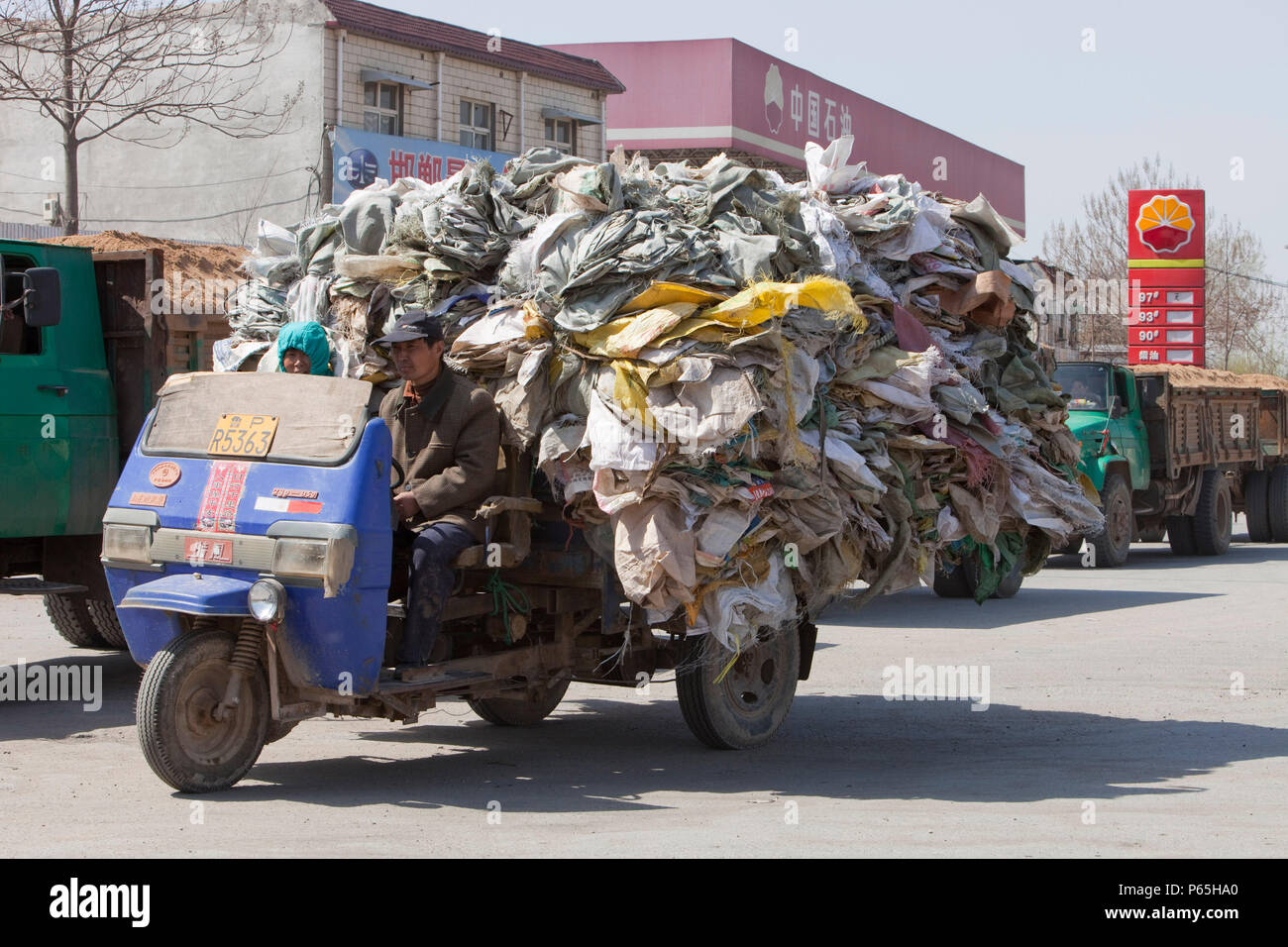 La Chine recycle beaucoup de ses matières premières, ici un camion rempli de têtes en plastique pour une usine de recyclage près de la ville de Xian, Chine du Nord Banque D'Images