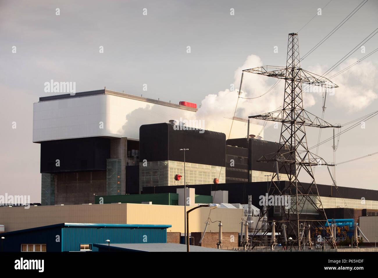 Centrale nucléaire d'Heysham, dans le Lancashire, Royaume-Uni. L'énergie nucléaire est perçue par nombre d'anciens opposants comme l'un des moyens qu'on peut encore produire ele Banque D'Images