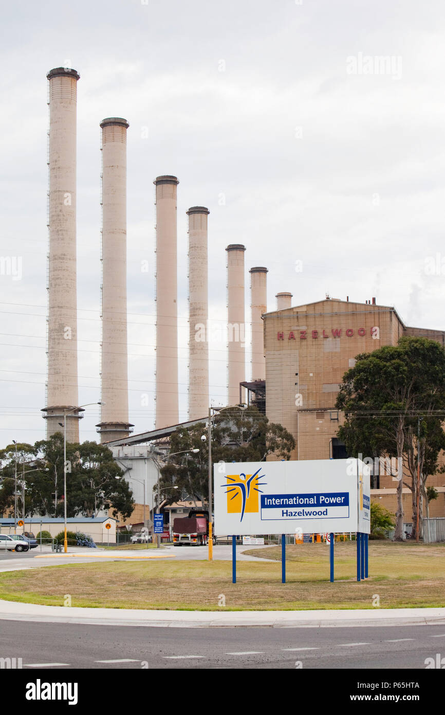 L'Hazelwood thermique au charbon dans la vallée Latrobe, Victoria, Australie. Il utilise le charbon d'une mine de charbon à ciel ouvert , comme le Val de Latrobe Banque D'Images