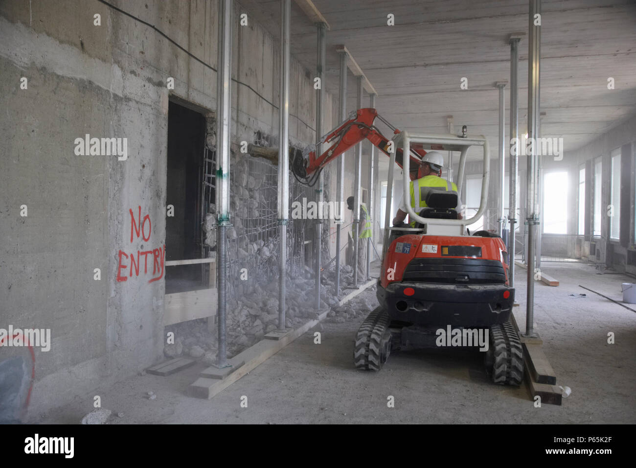Véhicule à l'aide d'un marteau hydraulique à la démolition de l'ancien stock exchange, London, UK Banque D'Images