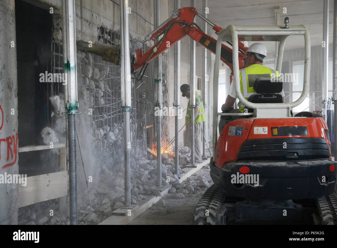 Véhicule à l'aide d'un marteau hydraulique à la démolition de l'ancien stock exchange, London, UK Banque D'Images