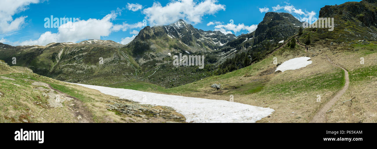 Vue panoramique sur la vallée de l'Aston dans les Pyrénées françaises à la randonnée le long d'une route autour de la des Clotes Garsán et Pic de Rulhe. Banque D'Images