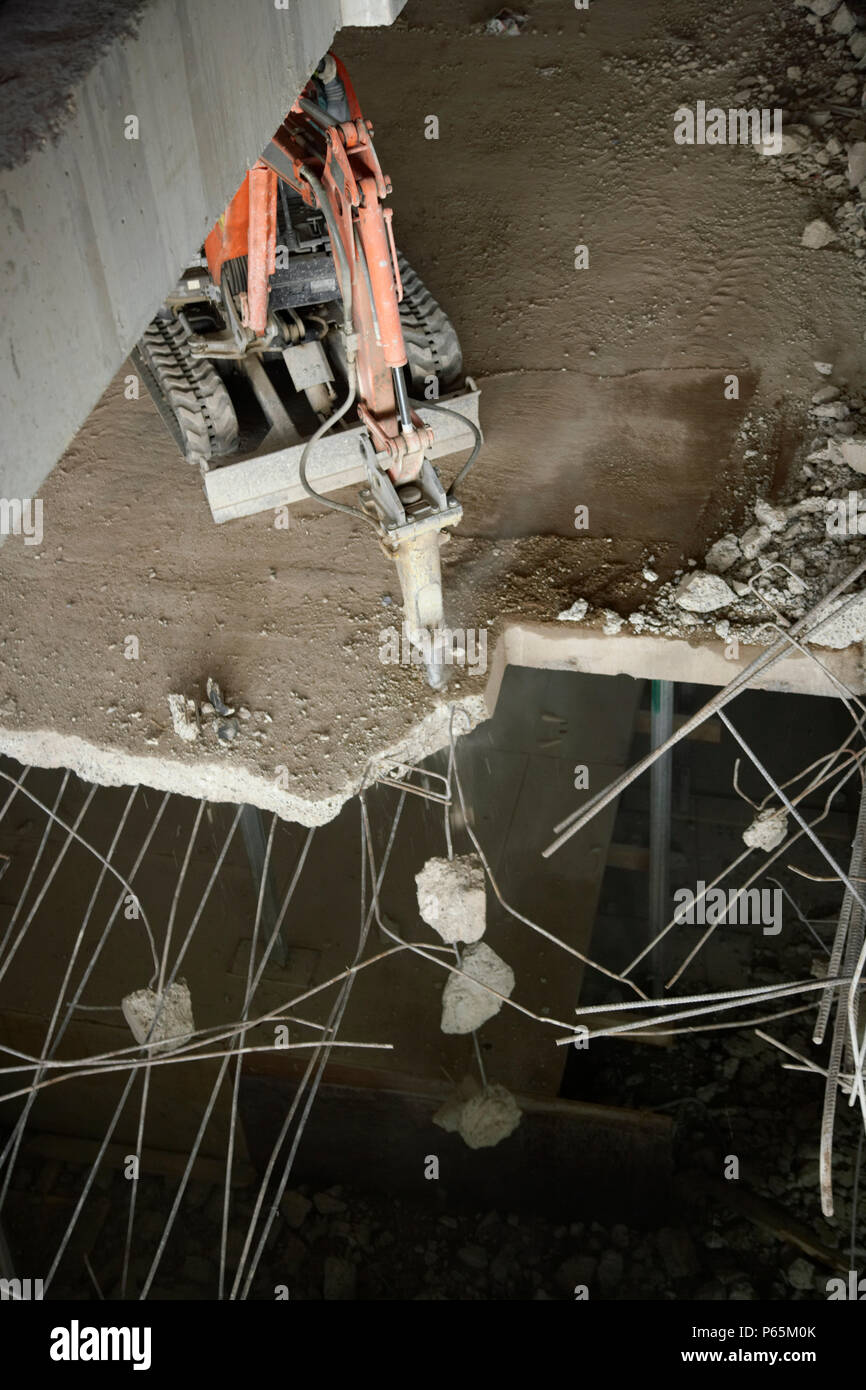 Véhicule à l'aide d'un marteau hydraulique Caterpillar pendant la démolition de l'ancien stock exchange, London, UK Banque D'Images