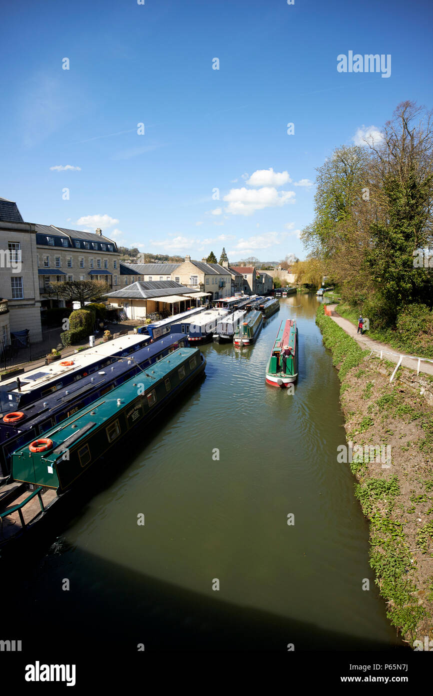 Baignoire narrowboats à Sydney wharf sur le Kennet and Avon Canal Baignoire England UK Banque D'Images