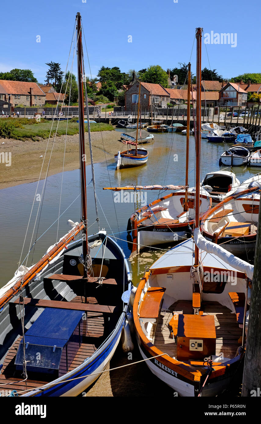 Voiliers dans le port de Blakeney, North Norfolk, Angleterre Banque D'Images