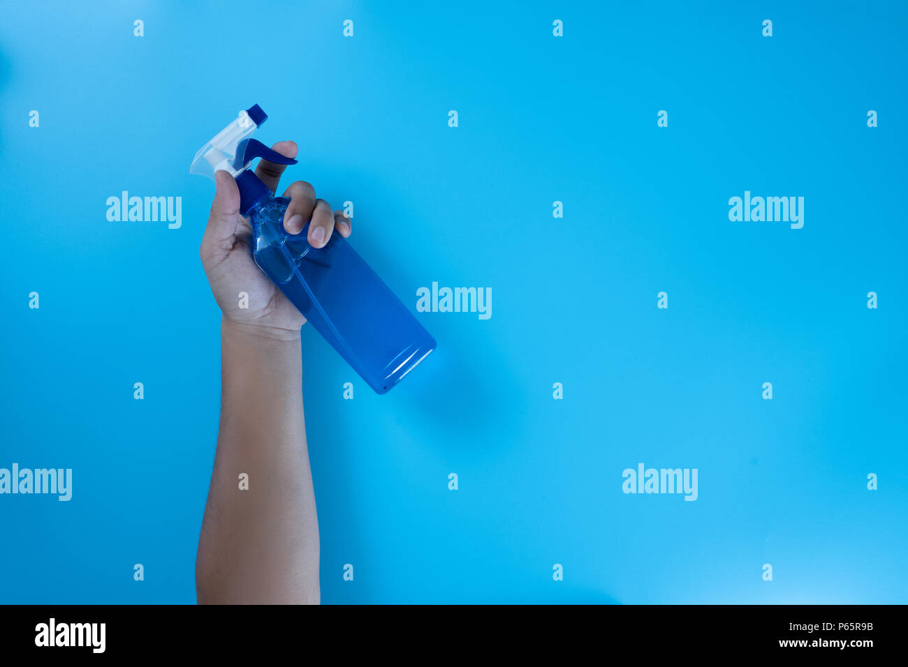 Nettoyage coloré cuisine, salle de bains et d'autres chambres propres service concept Banque D'Images