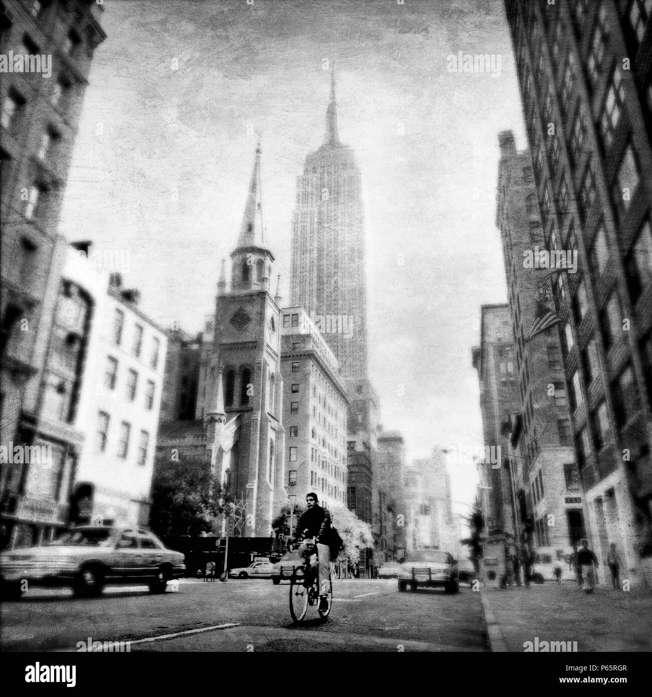 Les cyclistes et les toits de Manhattan avec l'Empire State Building, New York City, New York, USA Banque D'Images