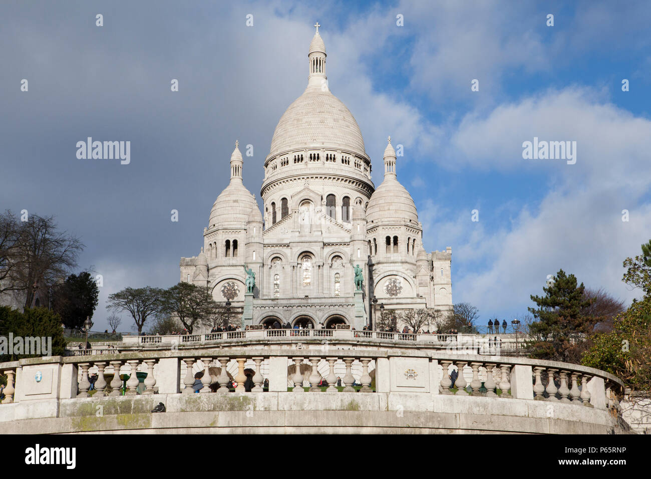 La basilique du Sacré-Cœur de Paris, communément Basilique du Sacré-Cœur domine la ville de Paris et est l'un des principaux points touristiques c'est Banque D'Images