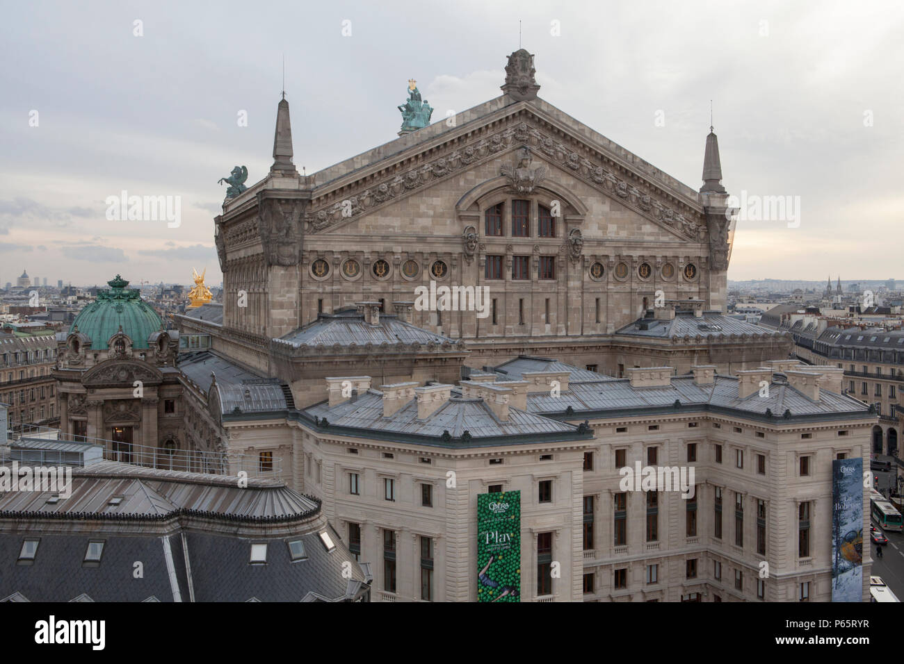 Vue sur le toit du Palais de l'Opéra Garnier à Paris France Banque D'Images