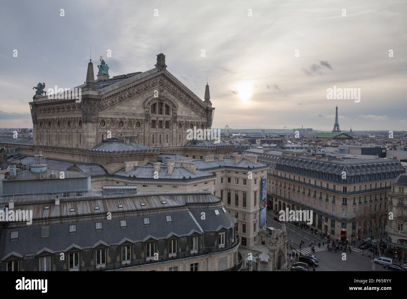 Vue sur le toit du Palais de l'Opéra Garnier à Paris France avec la Tour Eiffel au loin Banque D'Images