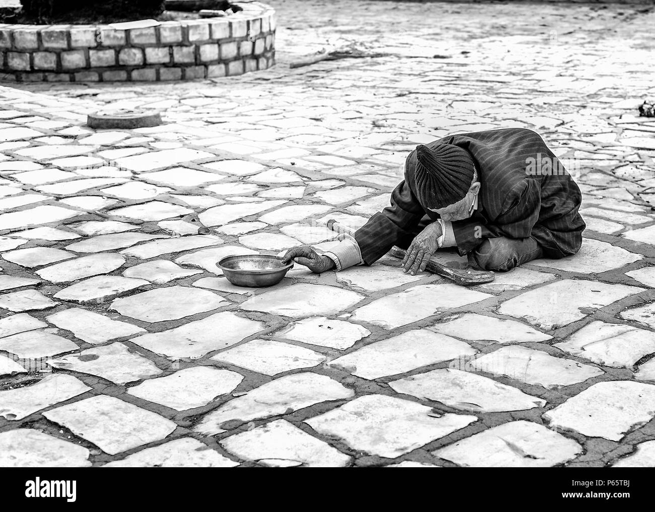La Tunisie, Sousse. Mendiant sur la place de la vieille ville (médina) à l'enceinte de la Grande Mosquée. Banque D'Images
