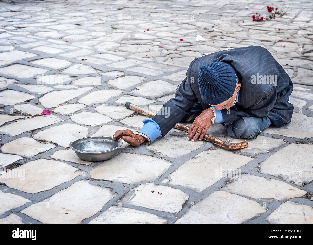 La Tunisie, Sousse. Mendiant sur la place de la vieille ville (médina) à l'enceinte de la Grande Mosquée. Banque D'Images