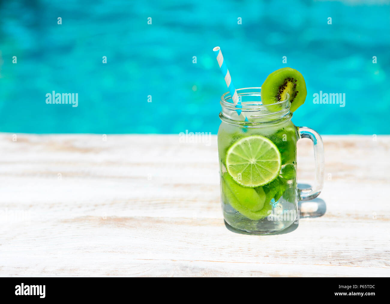 Limonade maison sur fond de bois. Close up Banque D'Images