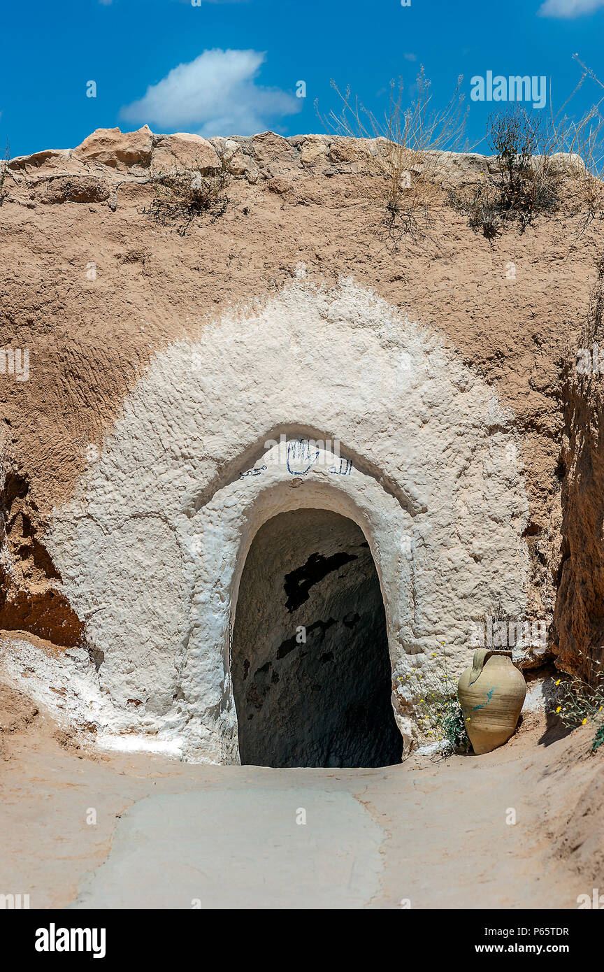 La Tunisie, Matmata. L'entrée de l'habitat troglodytique de Berbères - troglodytes (en traduction - vivant dans des grottes). Banque D'Images