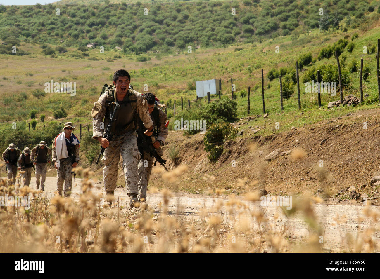 Le Chili l'équipe de grands pas vers la finale de l'Fuerzas Comando 2016 ruck mars 4 mai à Santiago de thon, le Pérou. Fuerzas Comando est une multinationale de la concurrence d'opérations spéciales qui aide à bâtir des partenariats entre les nations. (U.S. Photo de l'Armée de Jaccob Hearn/libérés) Banque D'Images