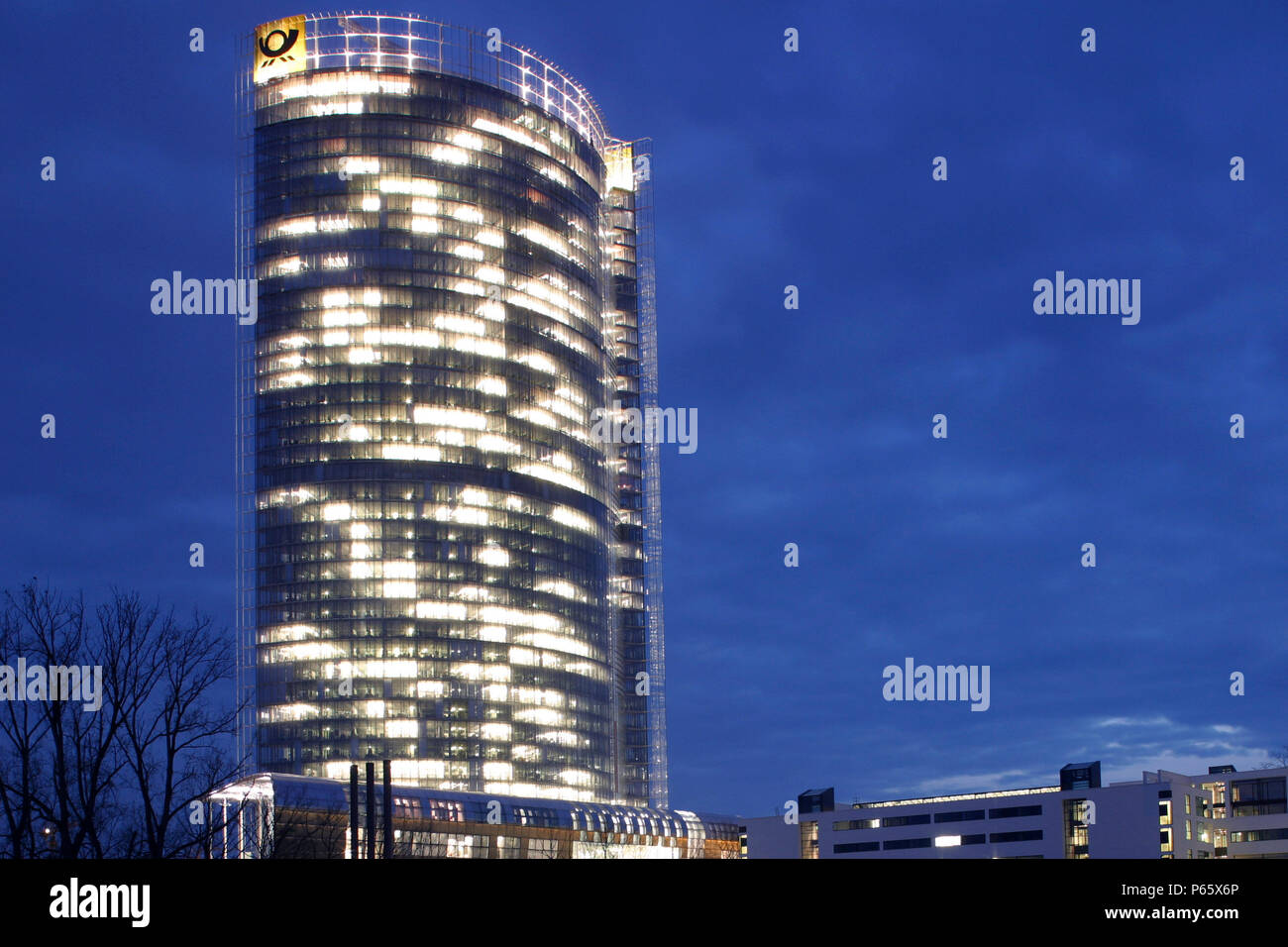 La Post Tower de Bonn, Allemagne. Siège de Deutsche Post WorldNet AG ; architecte : Helmut Jahn Banque D'Images