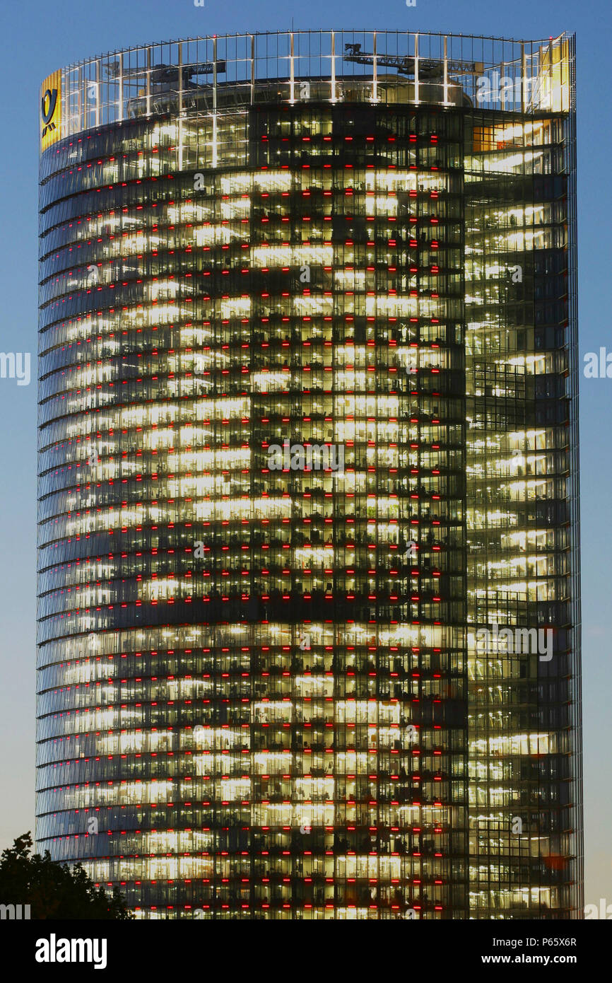 La Post Tower de Bonn, Allemagne. Siège de Deutsche Post WorldNet AG ; architecte : Helmut Jahn Banque D'Images