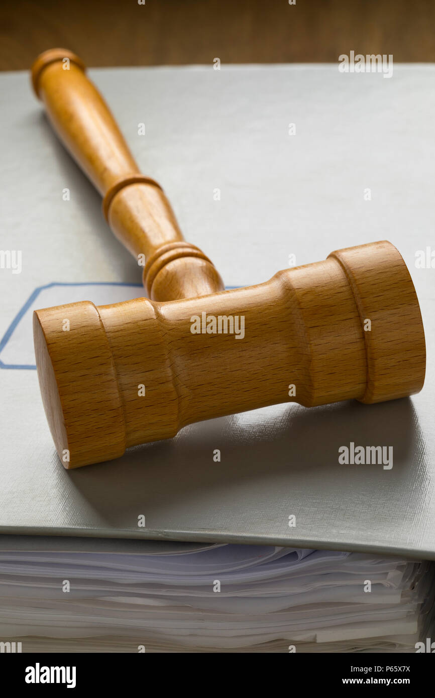 Marteau en bois sur une carte avec des papiers épais Banque D'Images