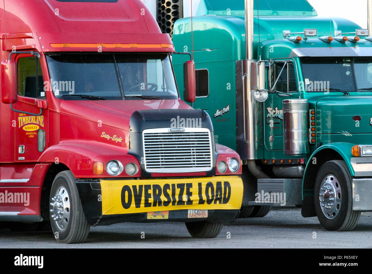 Oversize load truck lorry Banque de photographies et d’images à haute