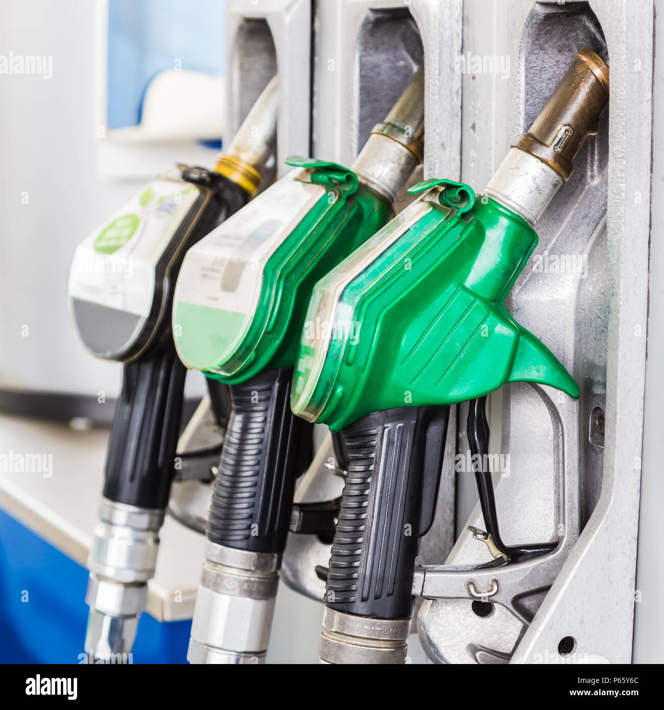L'essence et du diesel à la station d'essence distributeur Banque D'Images